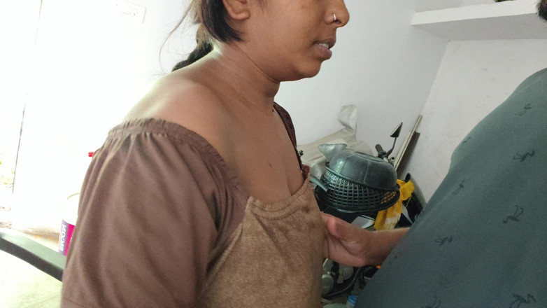 Premi pooja: Pomalu jsi políbil Bhabhiho prsa a Bhabhi se stal šťastným.