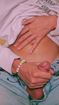 Sexy ragazzo magro magico c si masturba il suo grosso cazzo e spara il suo sperma sul tuo viso