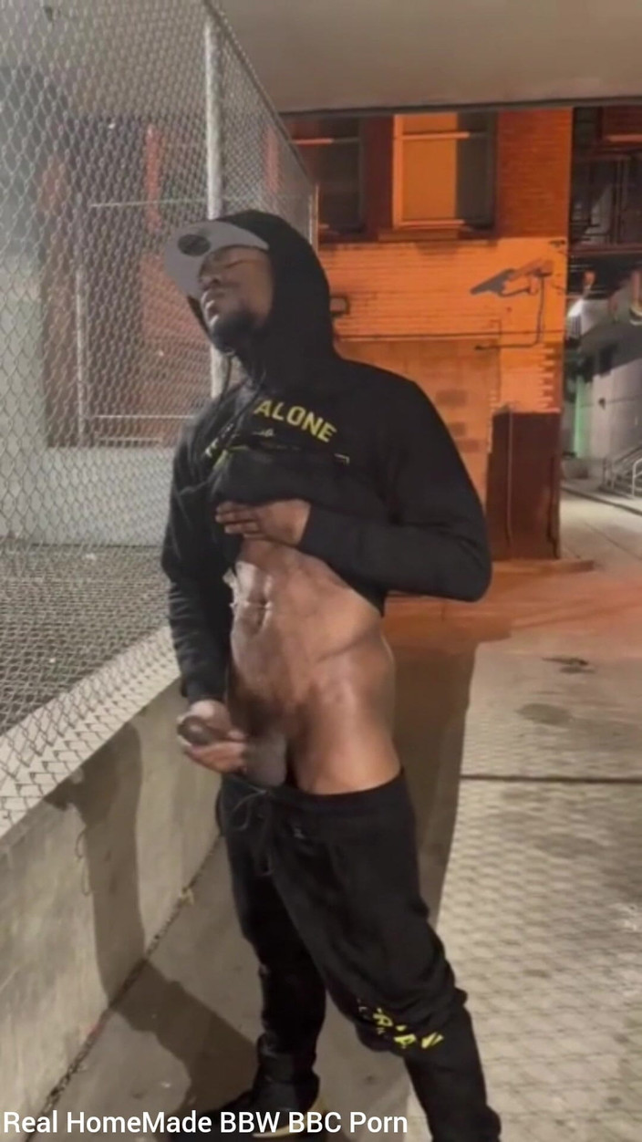 Big black cock BBCee: Açık havada boşalma büyük siyah yarağımı okşuyor