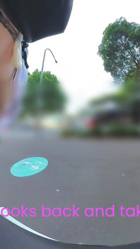 Een paar keer betrapt terwijl ik rondrijd met een metalen kontplug die op de fiets wordt getoond