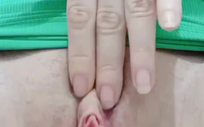 Brenda Dantas: 家で一人で私の脂っこくて熱いオマンコで遊んでいる
