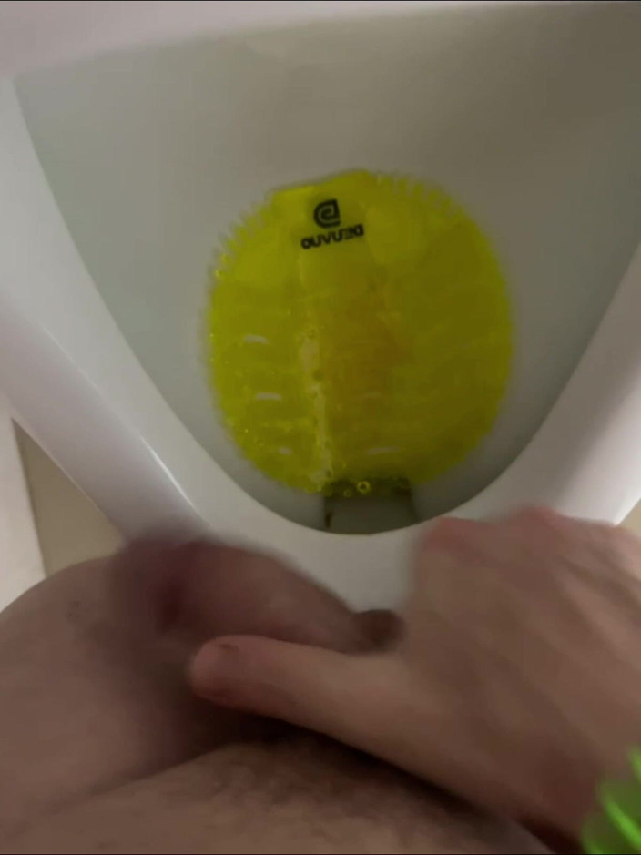 AmateurBoysPissing: Gewagt, in Der Öffentlichkeit Voll Nackt Zu Pissen, Urinal