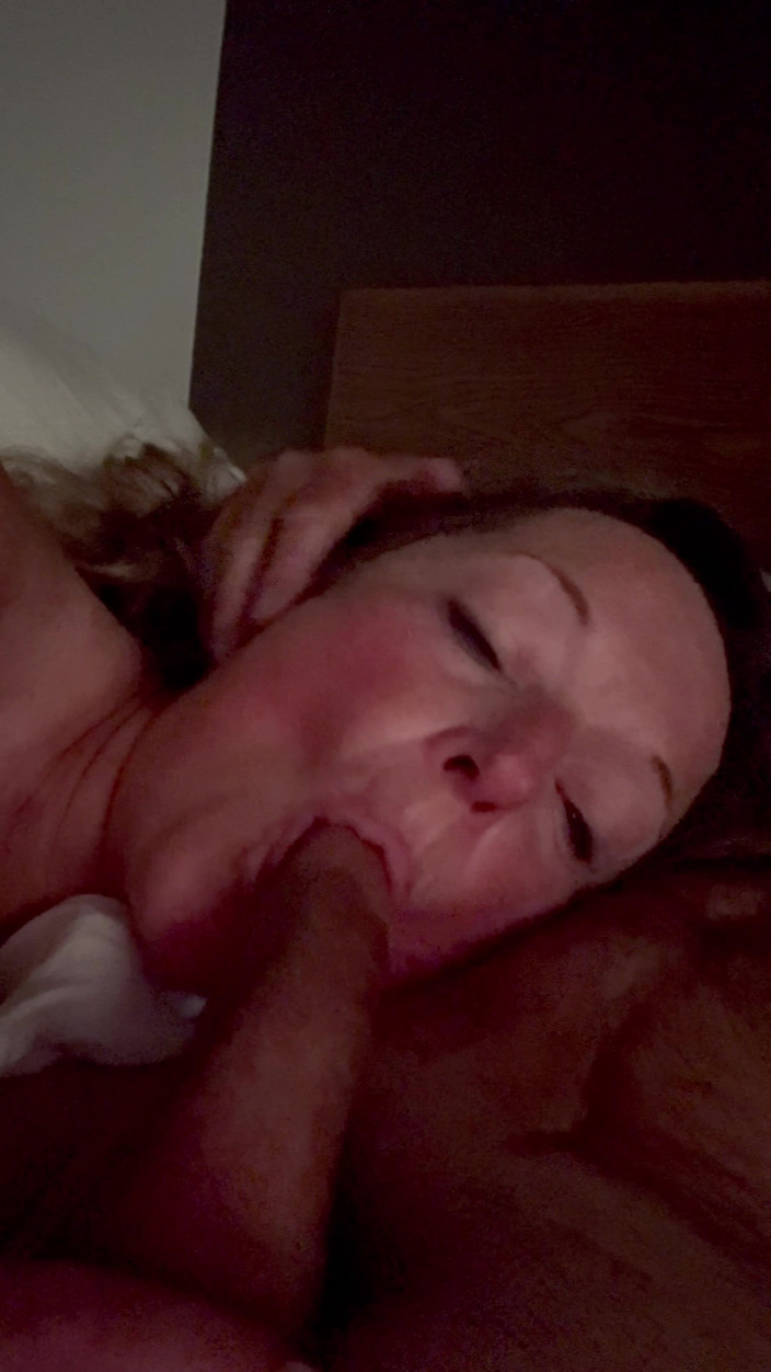 Bonewizzard69: Esposa se despierta y chupa polla