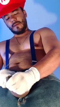Oblečený jako Mario Bros si hraje se svým instalatérským nástrojem