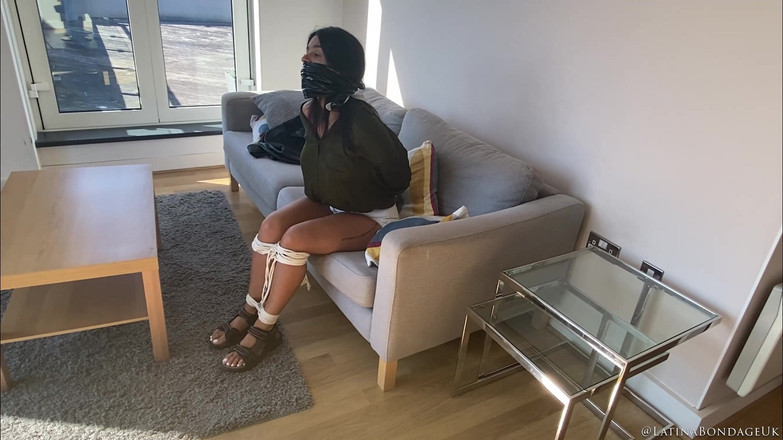 Latina Fetish: Latina in: Explorer byl chycen, svázán a roubíkem!