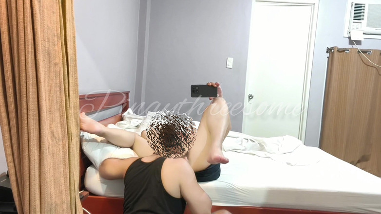 Pinay Threesome: Fată desi adoră să se uite pe sine în oglindă când...