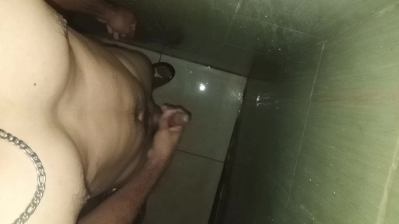 Cute boy jerks off: Chlupatý štíhlý muž masturbuje ve sprše doma