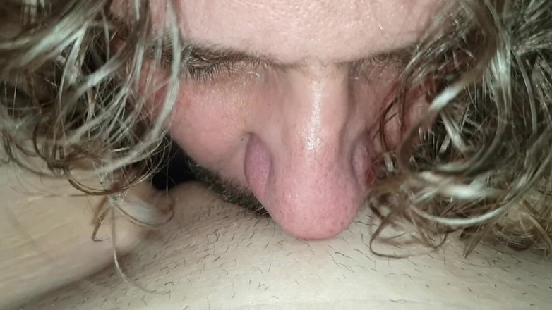 Realamateurs: Изменница лижет киску моими пальцами в ней