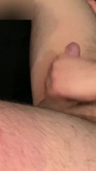 我仔细地看着我的男朋友在我面前自慰！