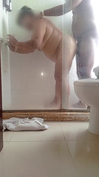 Eine MILF-stiefmutter im hotelbadezimmer ficken