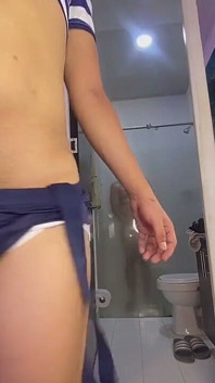 フェムボーイ・シシーは隣人を説得してトイレを使わせ、ケンは彼を見つけてお尻に触れます