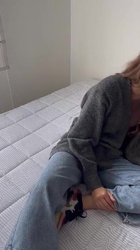 Mujer Juega Con Sus Pies Y Sus Zapatos Hasta Tener Orgasmos