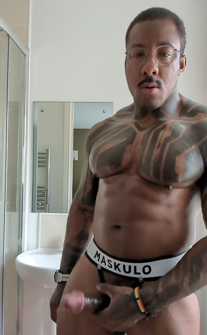 Amadeus: बड़ा तेल से सनी लंड