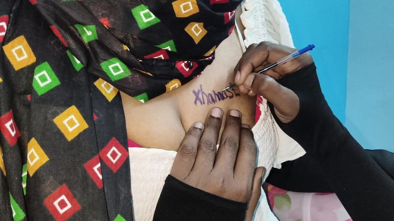 SneakyManner48: Tante india bertato, tiba-tiba aku sama pelanggannya sambil bertato.romantis sama...