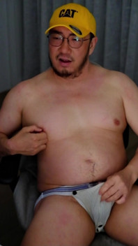 Piggy asiatischer Pandabär pisst, kommt in getragenem weißem Jockstraps im büro bei Papis befehle