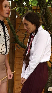 Jurnal de detenție lesbiană partea 3: Mila aproape dezvăluie relația lor secretă și este bătut cu bastonul de Lucie Pure