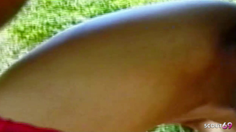 Shemale TS Collection: Blond tranny knullas i hemlighet i skogen i sitt tajta...