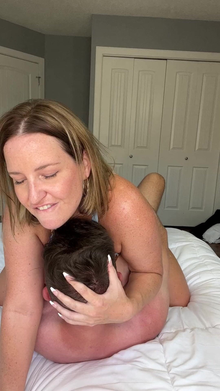 Avril Showers: Pussy Licking Face Sitting While Husband Watches on Facetime