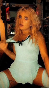 Si jalang blonde menari