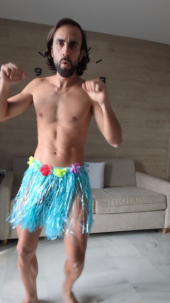 Zeus Ray: Tančím v havajské sukni a kmenové hudbě a já v...