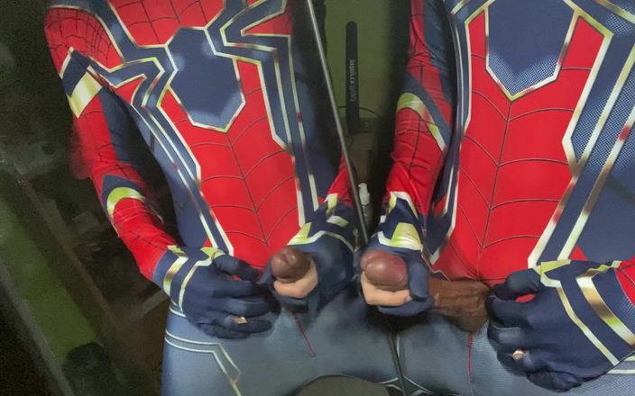 SinglePlayerBKK: Masturbează-te într-un costum De Spider-man.