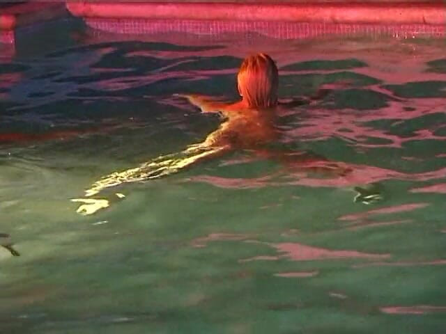 Naughty Girls: do seksi lesbiyan larkiyan sviming pool men ek saath tair...