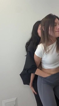 Žhavé polibky mezi lesbami s doteky až do orgasmu