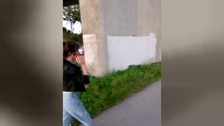 TV_Helena: Umezire în aer liber! Fata transsexuală se plimbă prin oraș cu...