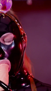 Süße gummi-schlampe nimmt doppeldildo tief in den hals