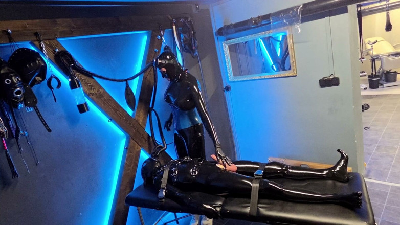Madame Moira Dominatrix: Jeu de souffle où un esclave doit boire le watter...
