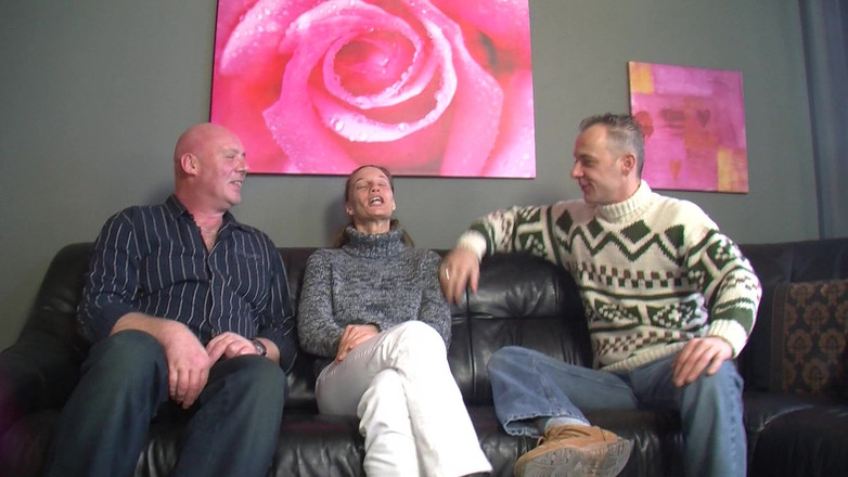 Deutscher Sex Report: Une femme excitée suce deux bites en alternative