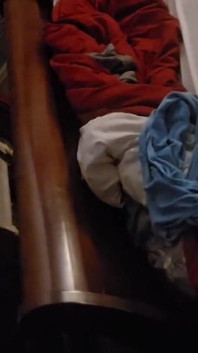 Sappige milf aangeraakt door twee mannen