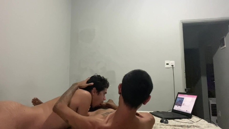 Leandro e Asafe: Dva nezbední mladí muži se dělají a ukazují na webové...