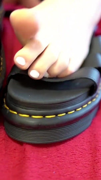 Who's a Fan of Oiled up Toes?