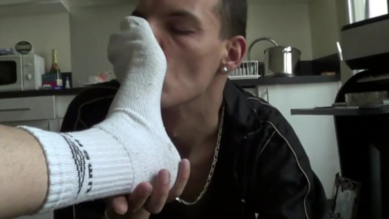 Sneaker gay: Кросівки та залежність від ніг для лускатого чувака