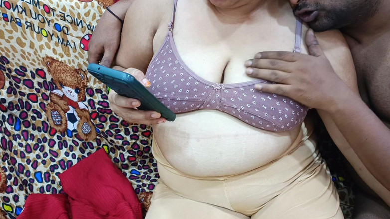 Catchybusty: Desi Bhabhi chce relaxovat, ale tajně