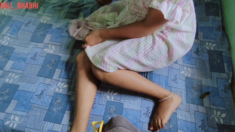 Mili bhabi: Hintli köylü kız sıkı amcık sikiş videosu, köylü sevimli üvey kız...