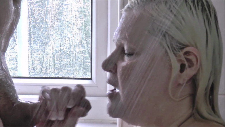 Older Women Club: Lacey starr dientot di luar ruangan dan disemprot di kamar...