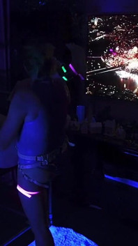 Glow in The Dark Nye - anal în cur cu vibratorul legat