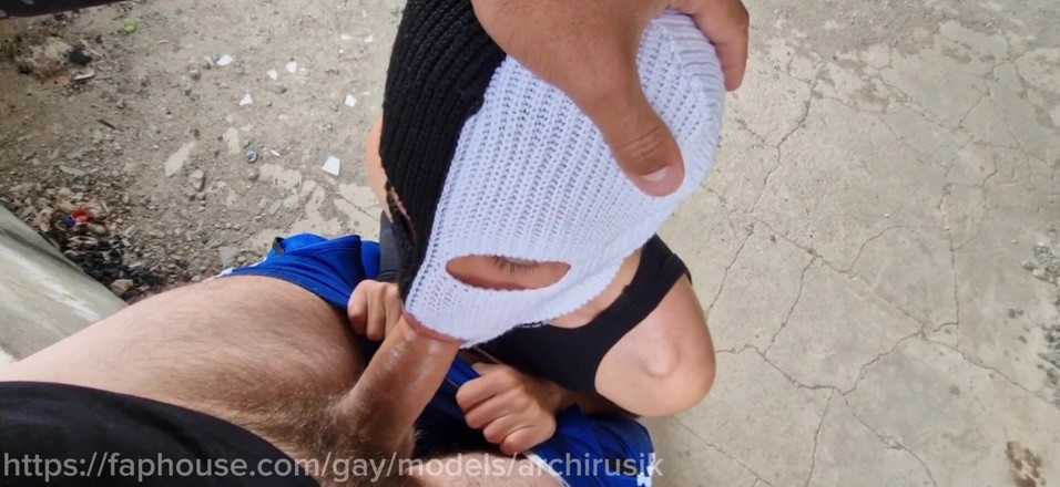 ArchiRusik: 버려진 건물에 오르고 있던 자지로 여자를 성교시켰고, 나는 그녀의 팬티에 정액을 쏟았습니다