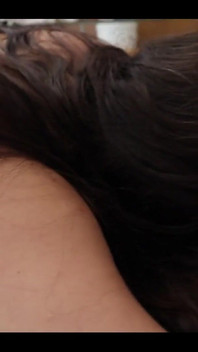 Una gattina mostra il suo gattino