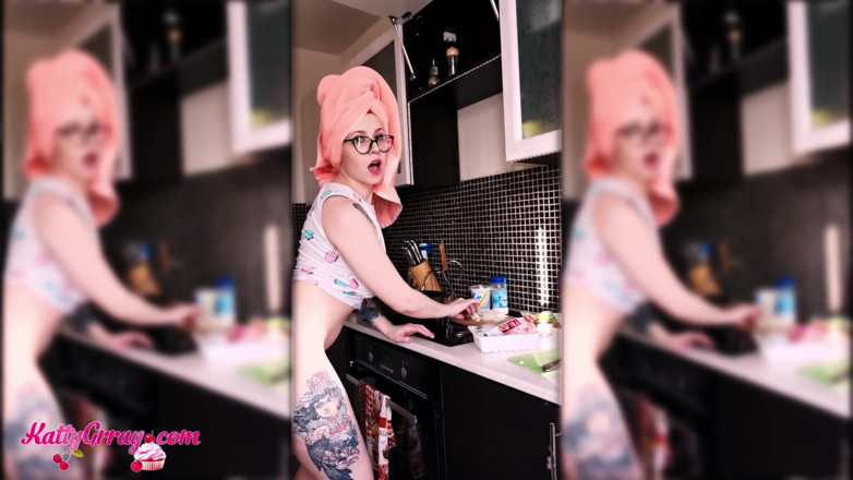 Katty Grray: Sexy ragazza nuda prepara la colazione prima del lavoro - soft...