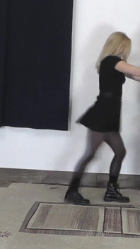 Meesteressen Nikki en Amy straffen de slaaf