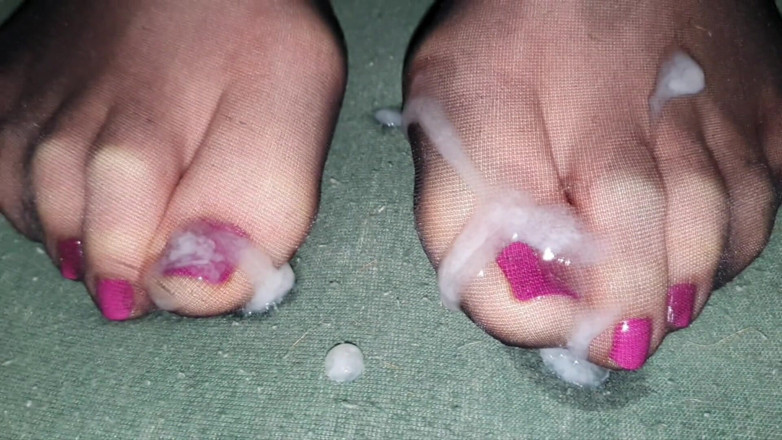 Wife's Nylon: Leche en los pies de nylon # 1