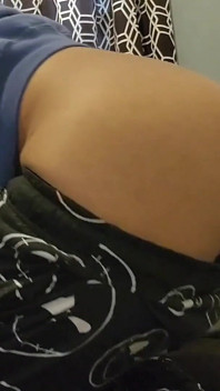 집에 혼자 있는 동안 딜든을 엉덩이에 대고 있는 Sissy Boy
