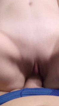Jovem profissional boquete menina babando em um pau enorme e, em seguida, sentado nele com sua buceta!