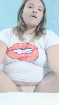 Gina nóng bỏng thư giãn âm hộ của mình bằng máy rung