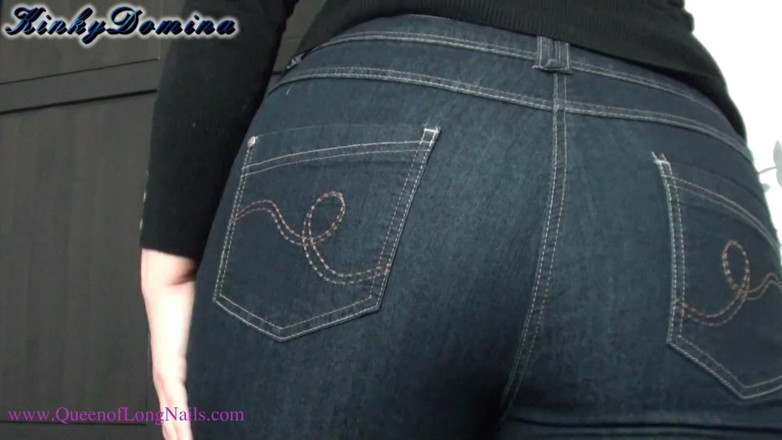 KinkyDomina: Móng tay màu hồng stiletto vuốt ve cặp mông gợi...