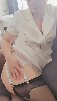 Güzel beyaz kıyafetim ve siyah çoraplarımla götüme dildo sokuyorum