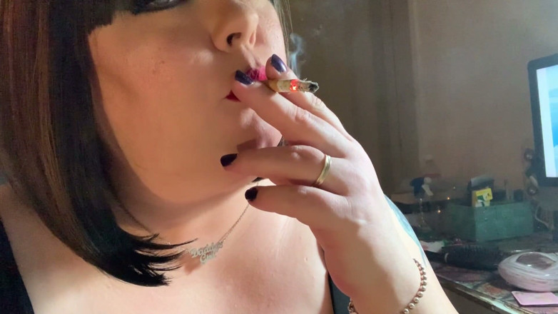 Tina Snua: Velká kráska Tina Snua Řetěz kouří cigarety s výdechem z nosu
